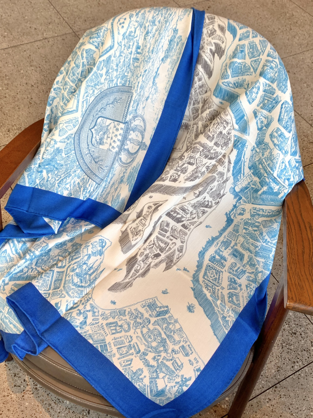 爱马仕～秋冬搭配利器❗️顶级双面同色 版真丝羊绒披肩！！1条等于2条】点睛精彩，图案和配色都超级喜欢，又