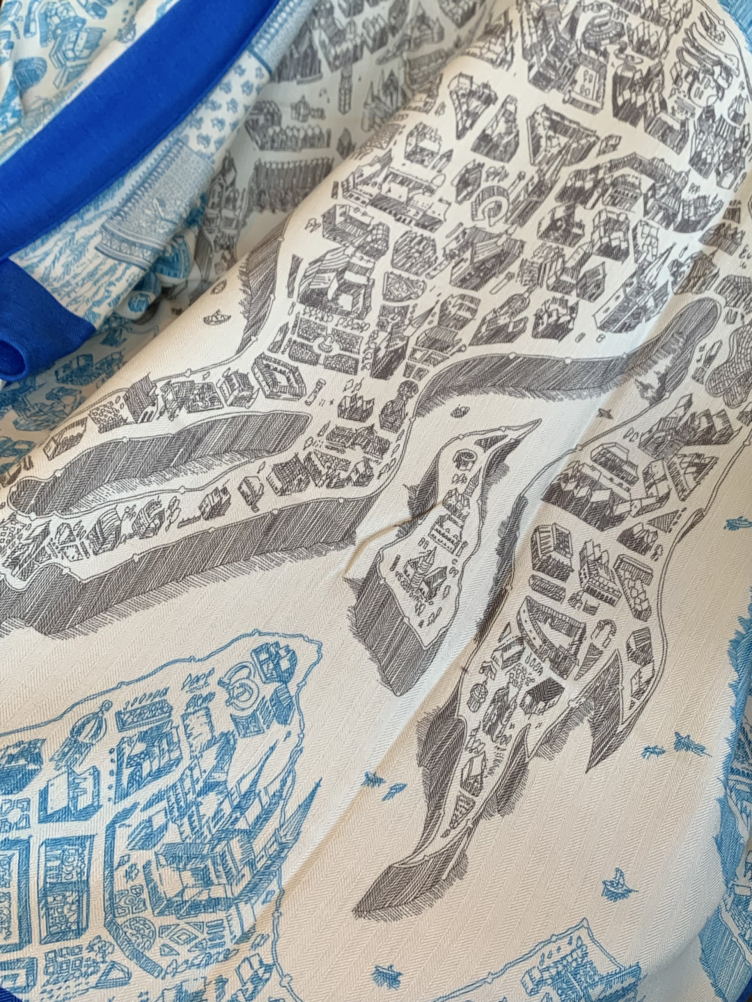 爱马仕～秋冬搭配利器❗️顶级双面同色 版真丝羊绒披肩！！1条等于2条】点睛精彩，图案和配色都超级喜欢，又