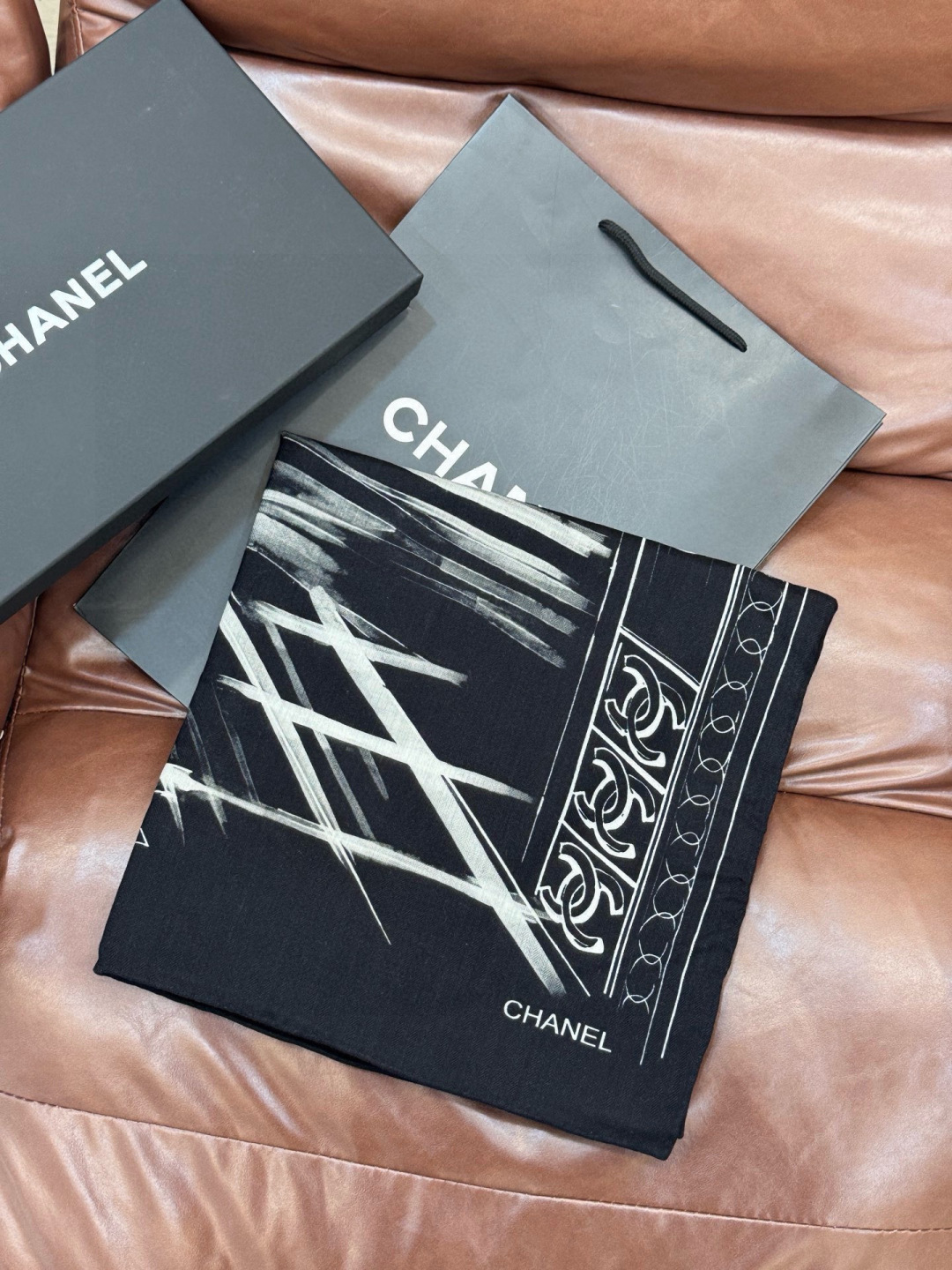 CHANEL ~25秋冬新品【140顶级丝绒双面同色】披肩的图案是巴黎大皇宫中被命名为“Gabriell