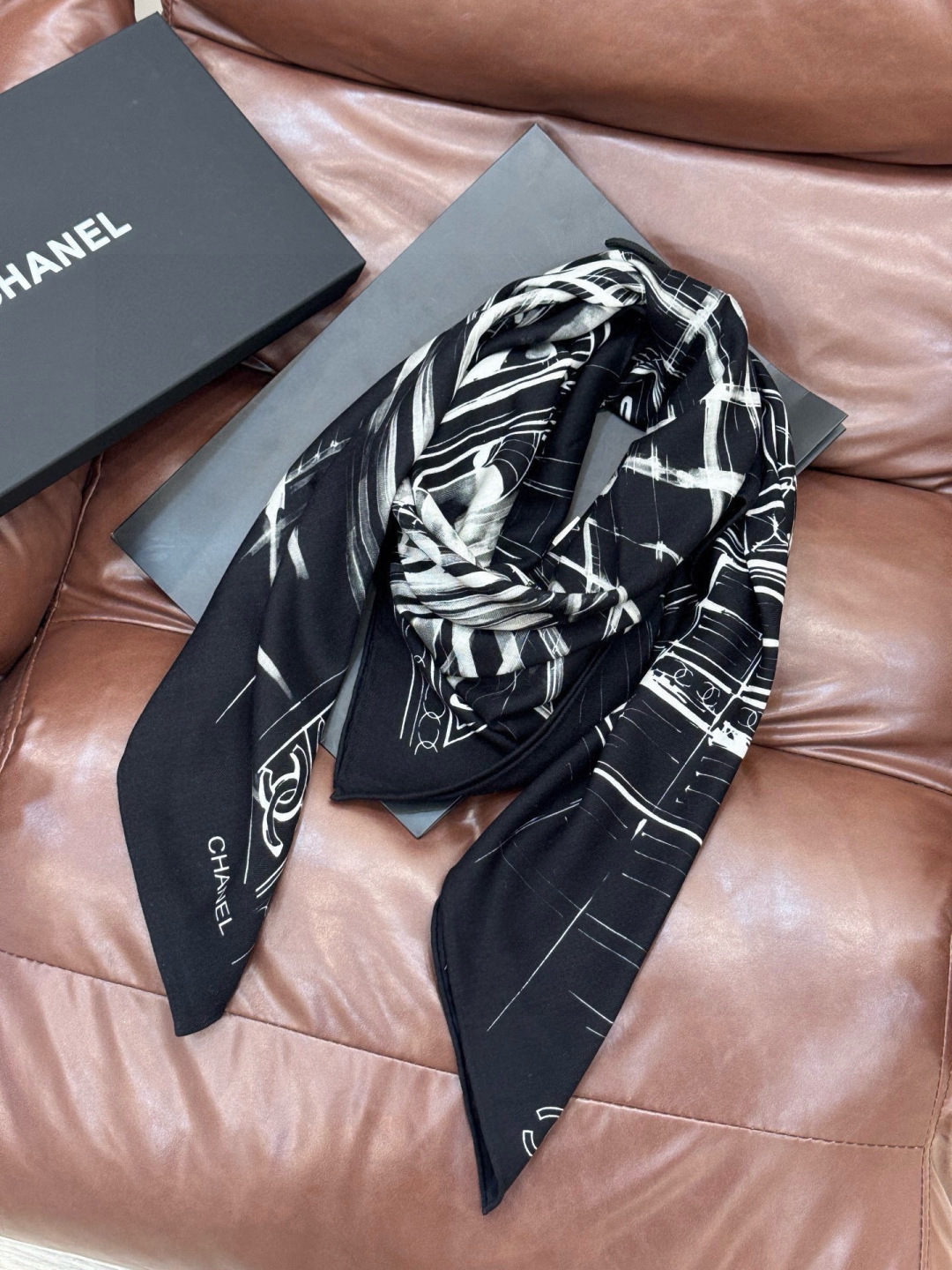 CHANEL ~25秋冬新品【140顶级丝绒双面同色】披肩的图案是巴黎大皇宫中被命名为“Gabriell