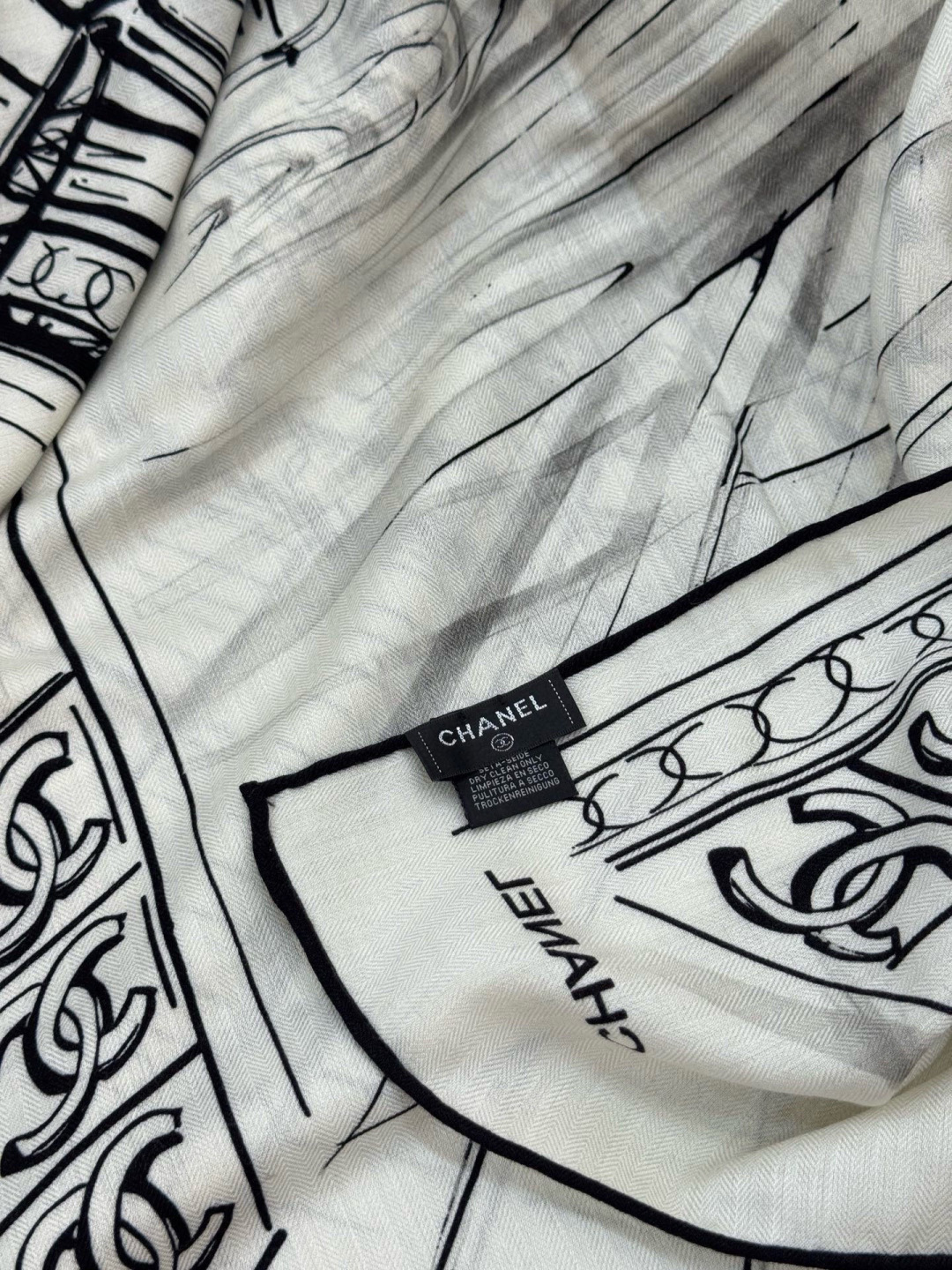 CHANEL ~25秋冬新品【140顶级丝绒双面同色】披肩的图案是巴黎大皇宫中被命名为“Gabriell