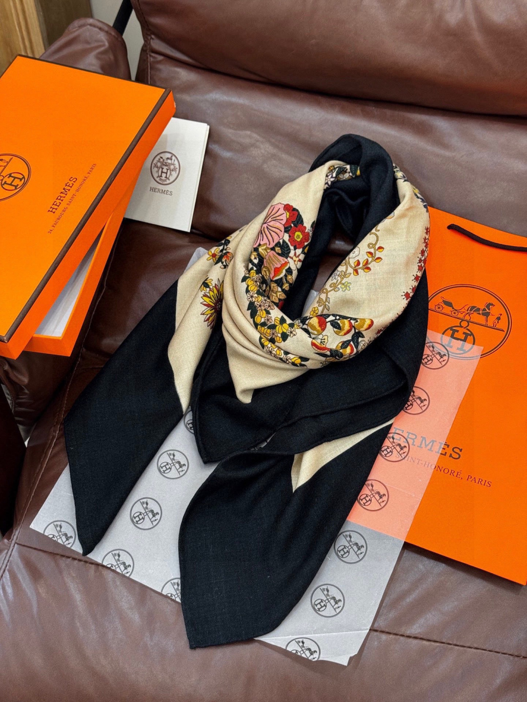 “华丽的缰辔花卉版”140丝绒方巾【140顶级丝绒双面同色披肩】手工卷边丝绒方巾（30%真丝70%羊绒）