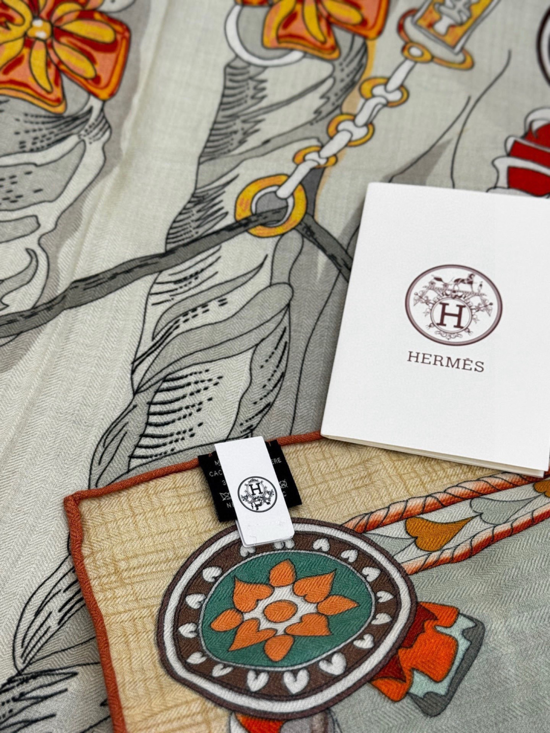 【双面同色】原单爱马仕140cm丝绒方巾💕 甜蜜的鞍具，装饰家芳登和佩西耶设计的一款餐盘增添骑士般的浪漫