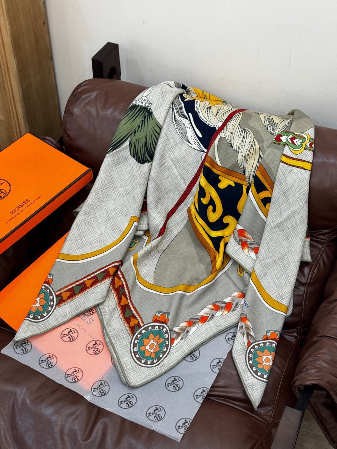 【双面同色】原单爱马仕140cm丝绒方巾💕 甜蜜的鞍具，装饰家芳登和佩西耶设计的一款餐盘增添骑士般的浪漫