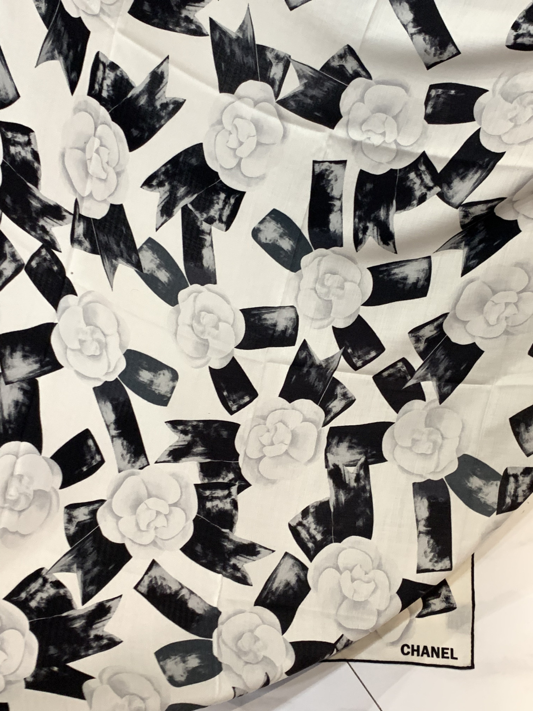 Chanel ~25秋冬新品～“山茶花与蝴蝶结”【140双面丝绒披肩】手工卷边丝绒方巾（30%桑蚕丝70