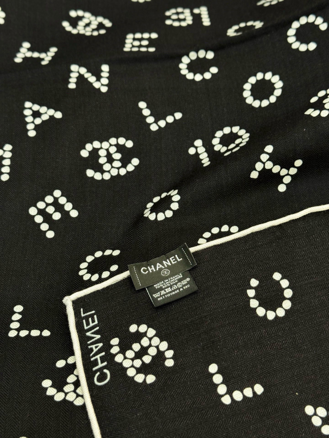 Chanel-丝绒双面方巾【140双面同色】出道即巅峰🐂火爆到一条难求🖤高级感十足的字母CC，和一切经典