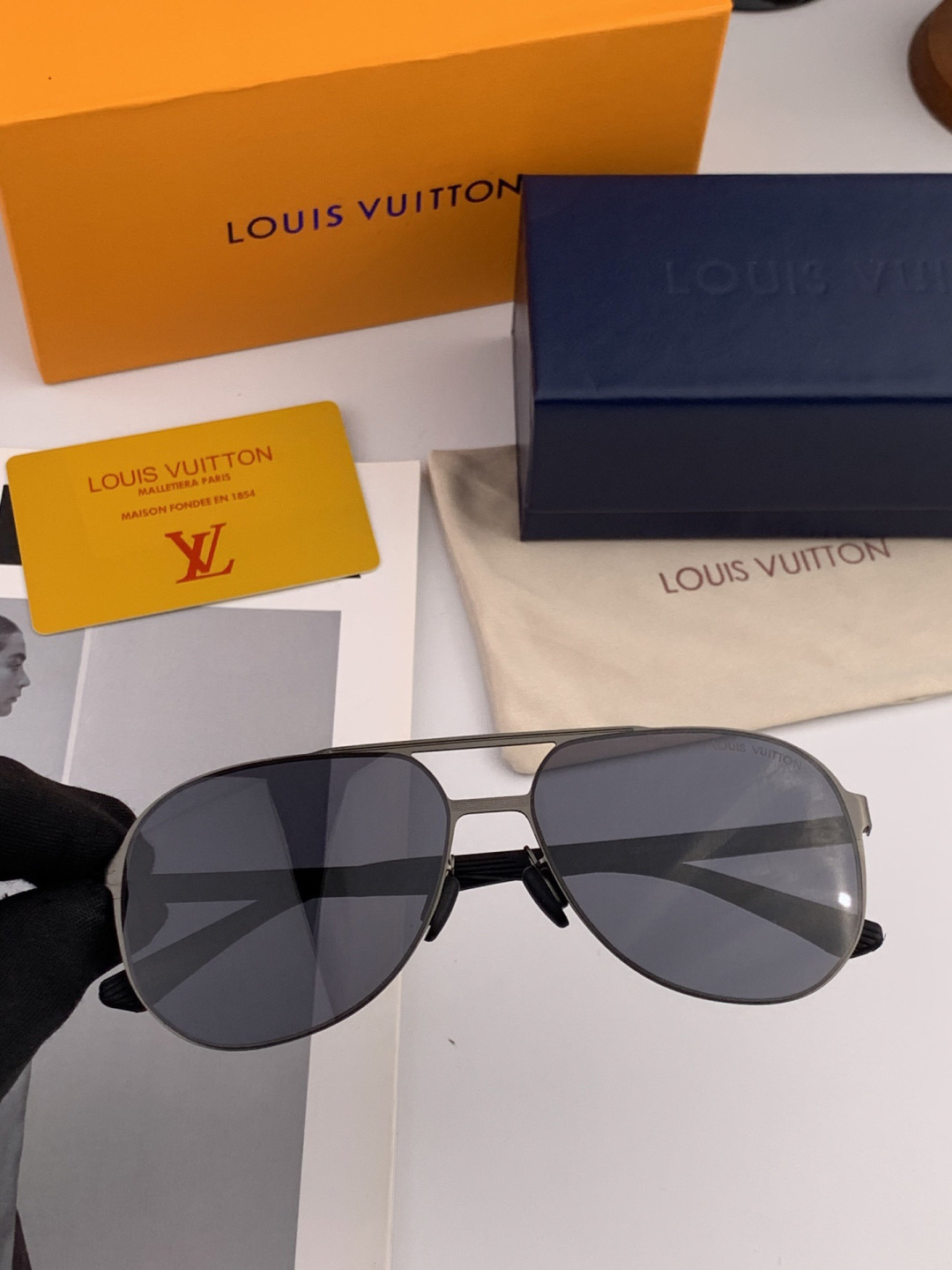 LV 男款炫彩飞行员偏光太阳镜 ❤️材质：高清尼龙加厚卡槽高清偏光镜片 🌹无边框镜架💕颜👍型号：L522