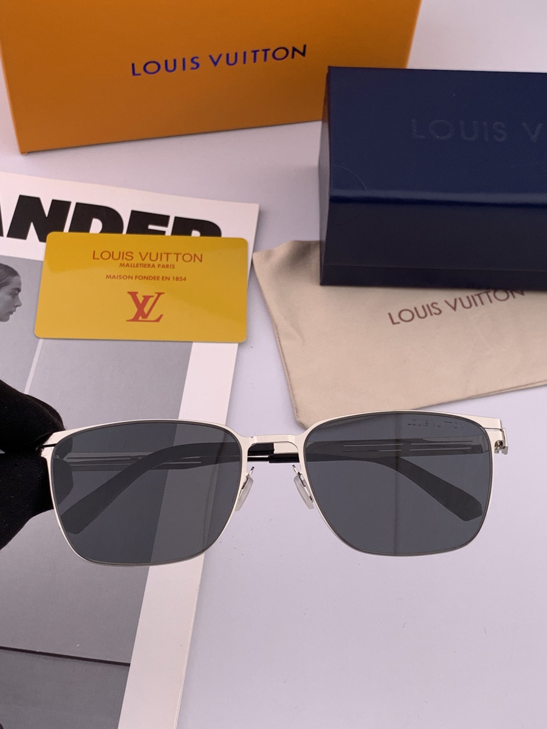 ♦️LV 2025新款男女情侣款太阳镜多边形墨镜iP电镀永不褪色 超轻超有弹性整幅眼镜无螺丝重要的是压不