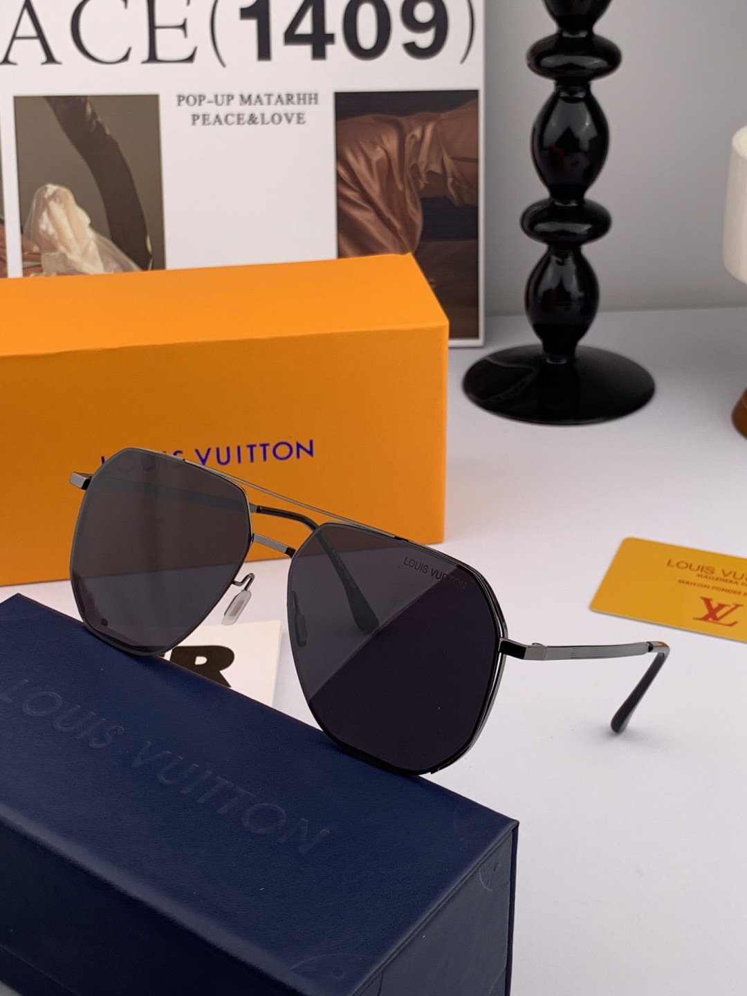 LV 男款炫彩飞行员偏光太阳镜 ❤️材质：高清尼龙加厚卡槽高清偏光镜片 🌹无边框镜架💕颜👍型号：L089