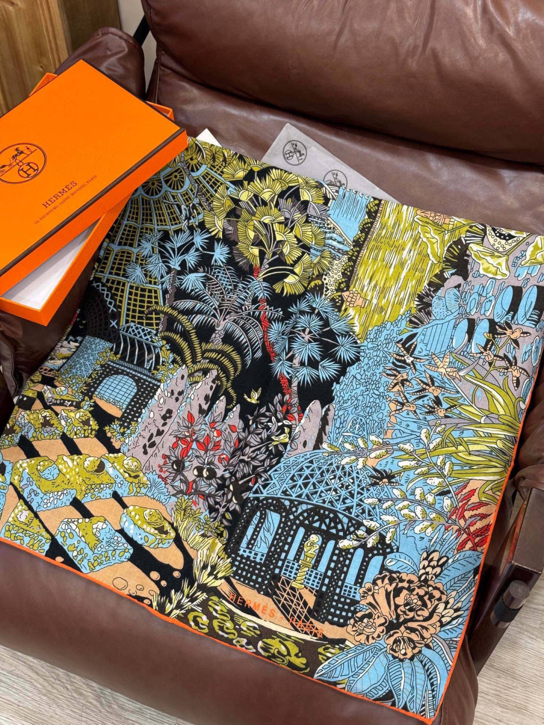 💟2025年秋冬抢先 上新💞【双面同色丝绒方巾】手工卷边山羊绒和真丝混纺披肩（70%山羊绒，30%桑蚕丝