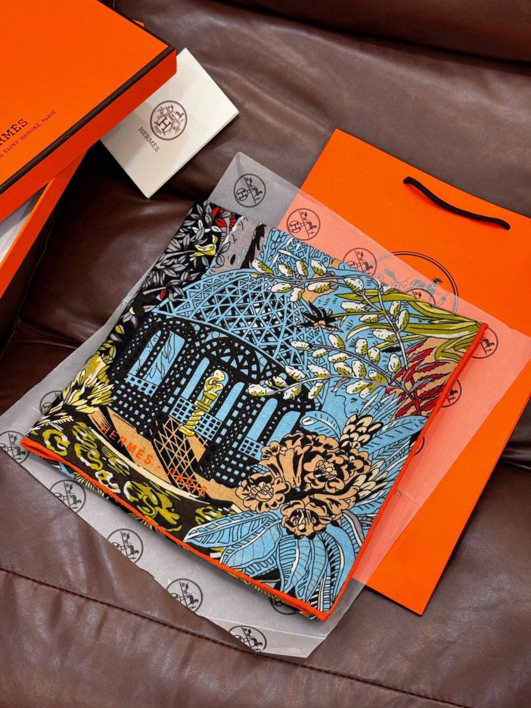 💟2025年秋冬抢先 上新💞【双面同色丝绒方巾】手工卷边山羊绒和真丝混纺披肩（70%山羊绒，30%桑蚕丝