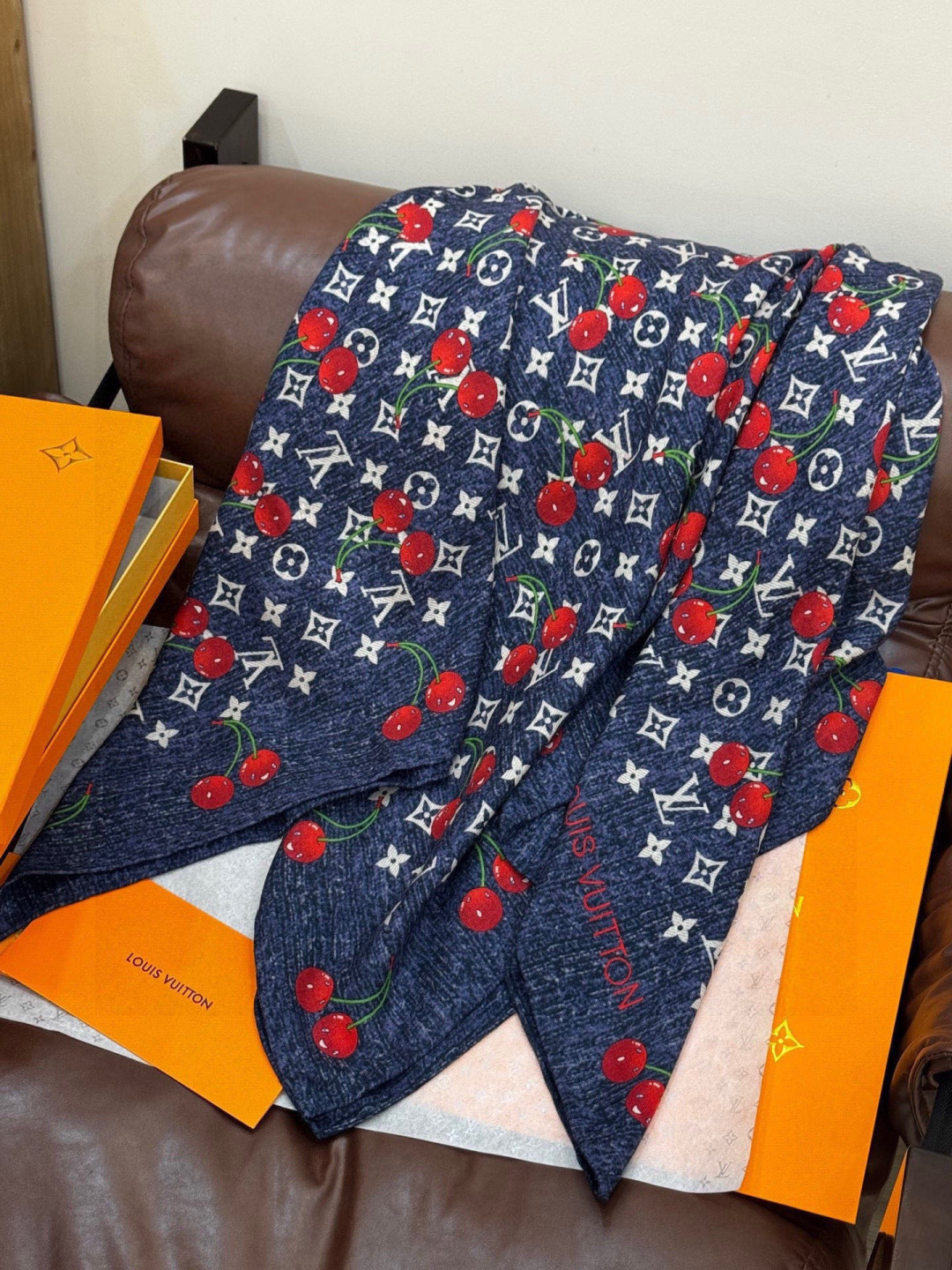 LV X TM MONOGRAMCERISE 140丝绒方巾【140双面丝绒同色】LV × TM Mon