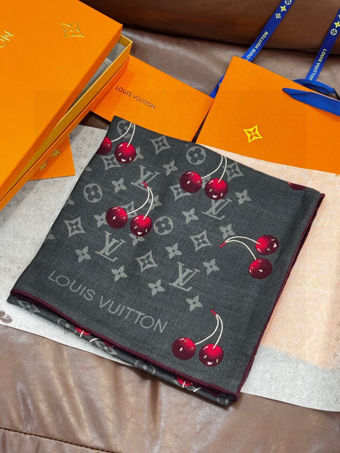 LV X TM MONOGRAMCERISE 140丝绒方巾【140双面丝绒同色】LV × TM Mon