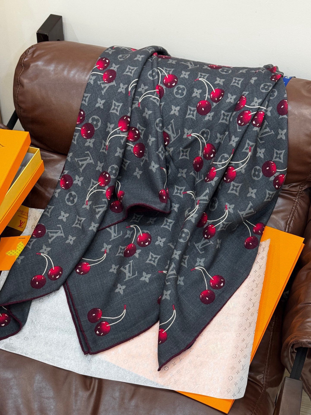 LV X TM MONOGRAMCERISE 140丝绒方巾【140双面丝绒同色】LV × TM Mon