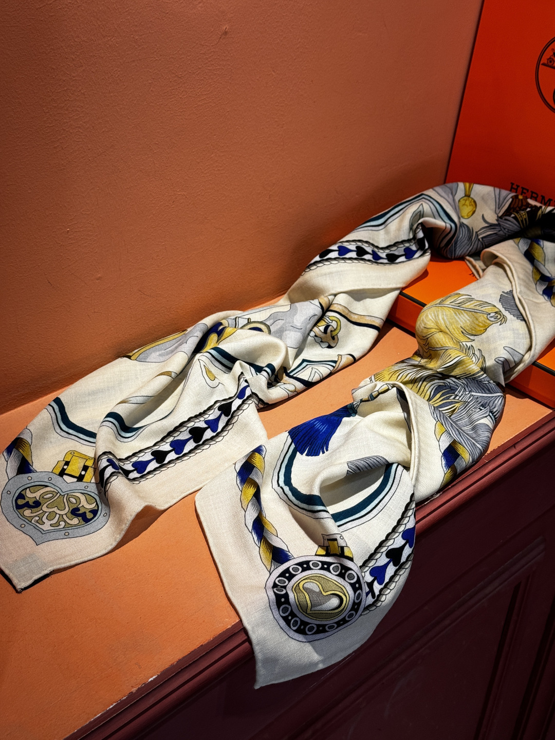 【双面同色】原单爱马仕140cm丝绒方巾💕 甜蜜的鞍具，装饰家芳登和佩西耶设计的一款餐盘增添骑士般的浪漫