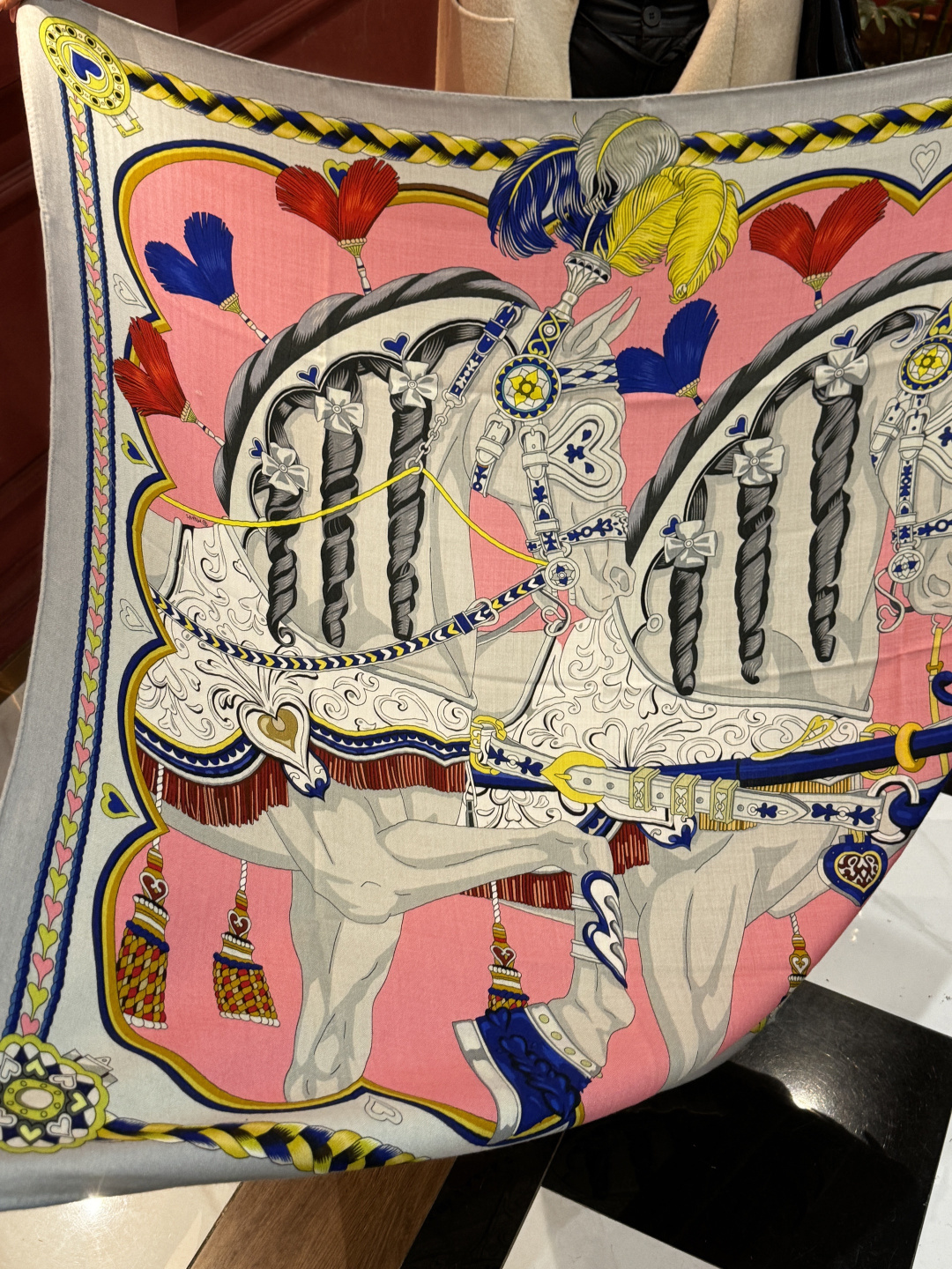 【双面同色】原单爱马仕140cm丝绒方巾💕 甜蜜的鞍具，装饰家芳登和佩西耶设计的一款餐盘增添骑士般的浪漫