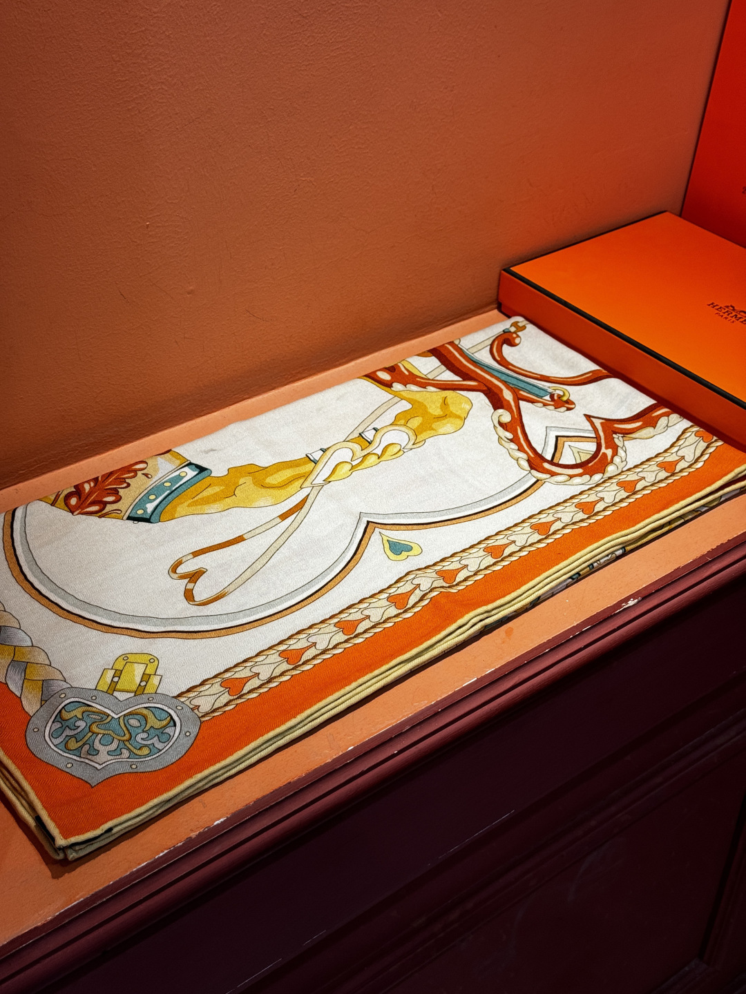 【双面同色】原单爱马仕140cm丝绒方巾💕 甜蜜的鞍具，装饰家芳登和佩西耶设计的一款餐盘增添骑士般的浪漫