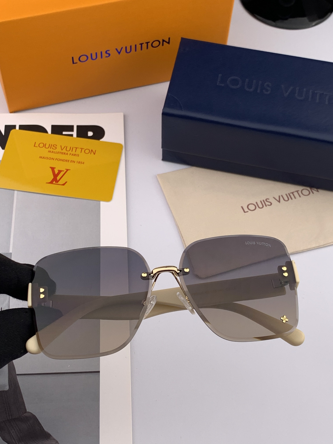 lv大框太阳镜墨镜经典的方框设计，不挑脸型，无论搭配大衣还是连衣裙都非常显气质尼龙镜片预防紫外线 型号：