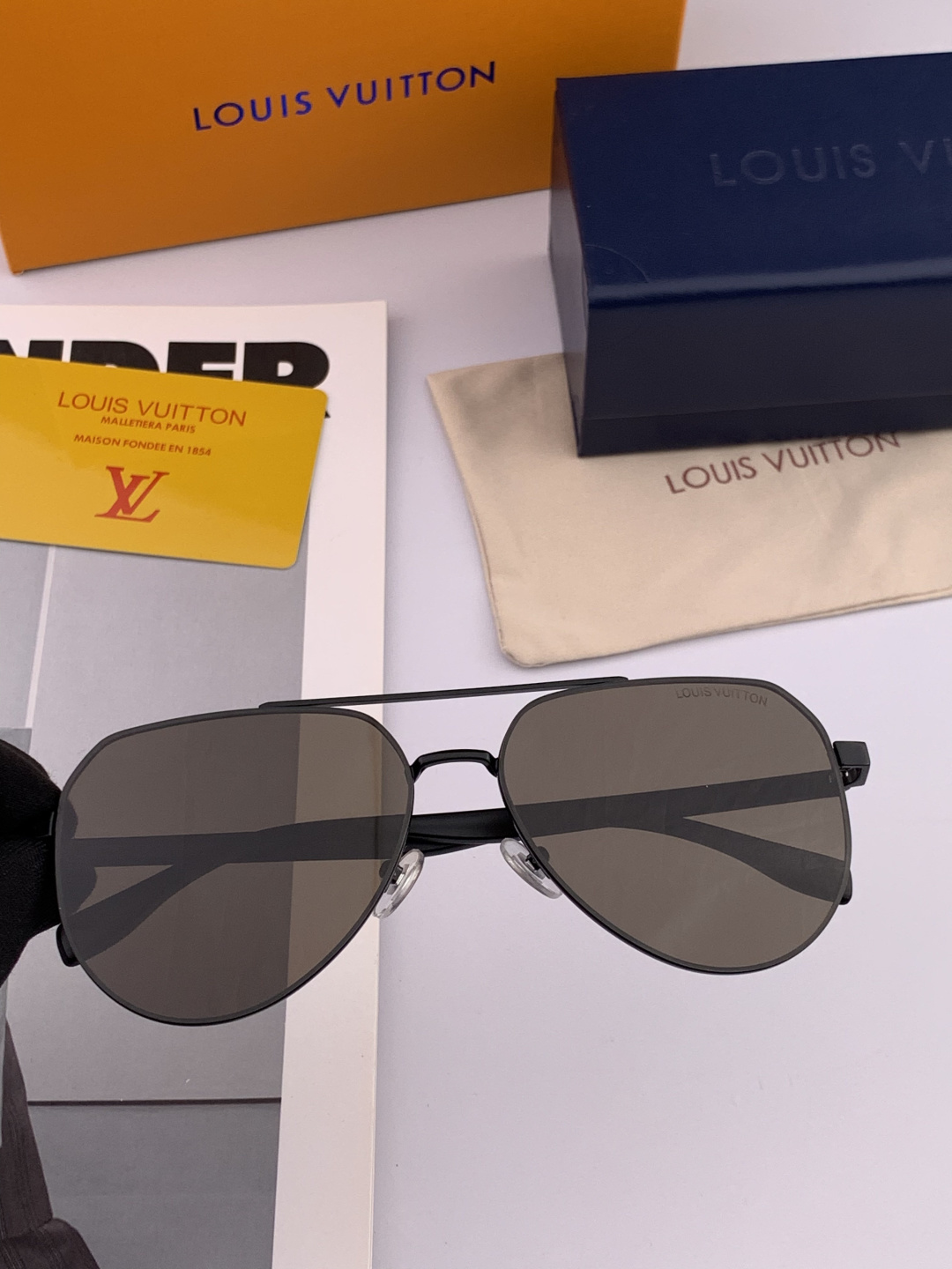 LV 男款炫彩飞行员偏光太阳镜 ❤️材质：高清尼龙加厚卡槽高清偏光镜片 🌹无边框镜架💕颜👍型号：L089