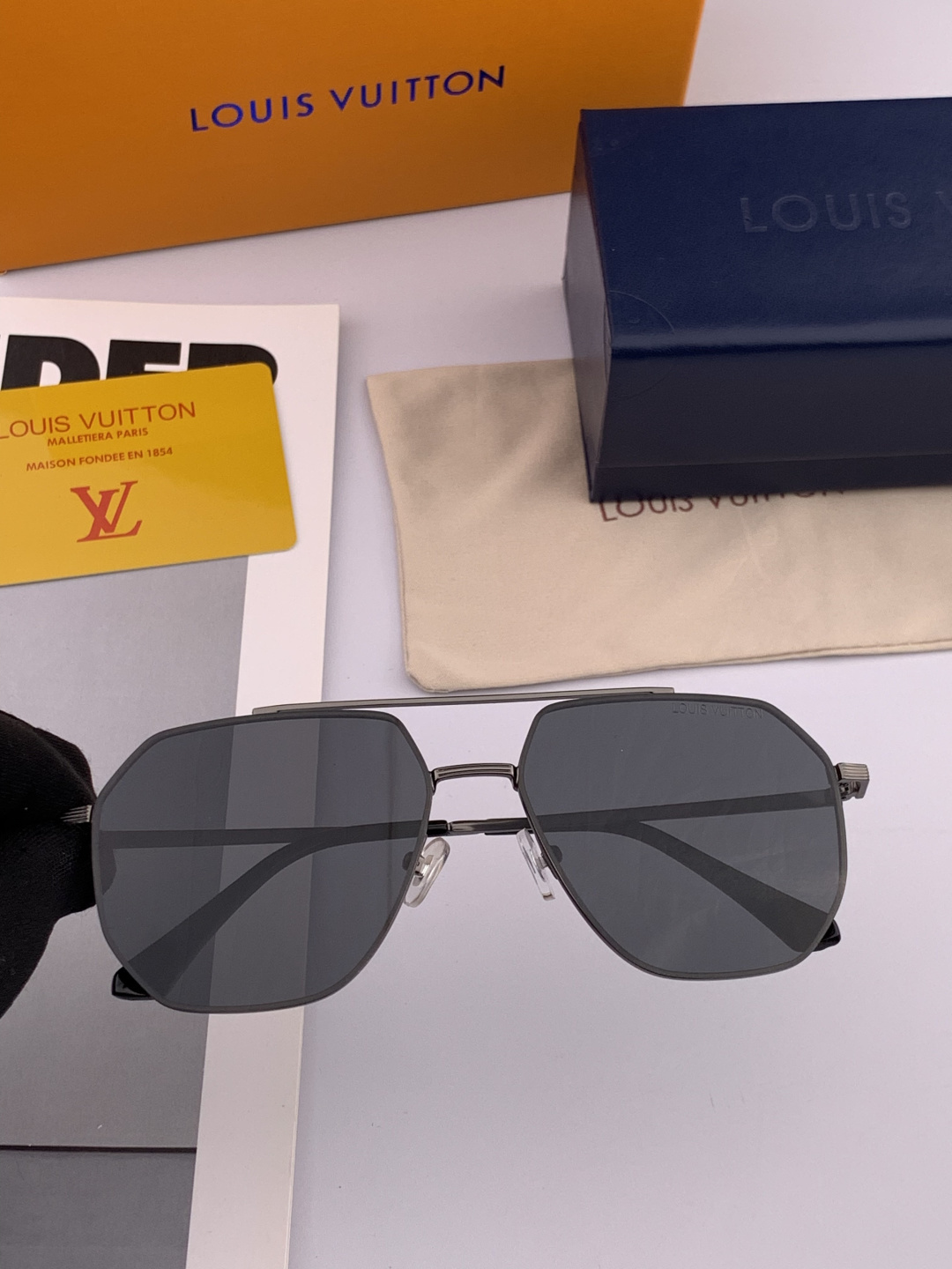 LV 男款炫彩飞行员偏光太阳镜 ❤️材质：高清尼龙加厚卡槽高清偏光镜片 🌹无边框镜架💕颜👍型号：L289