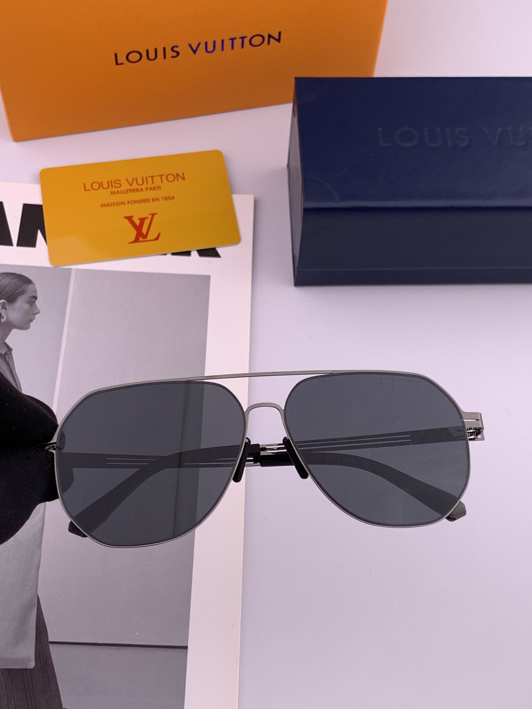 ♦️LV 2025新款男女情侣款太阳镜多边形墨镜iP电镀永不褪色 超轻超有弹性整幅眼镜无螺丝重要的是压不