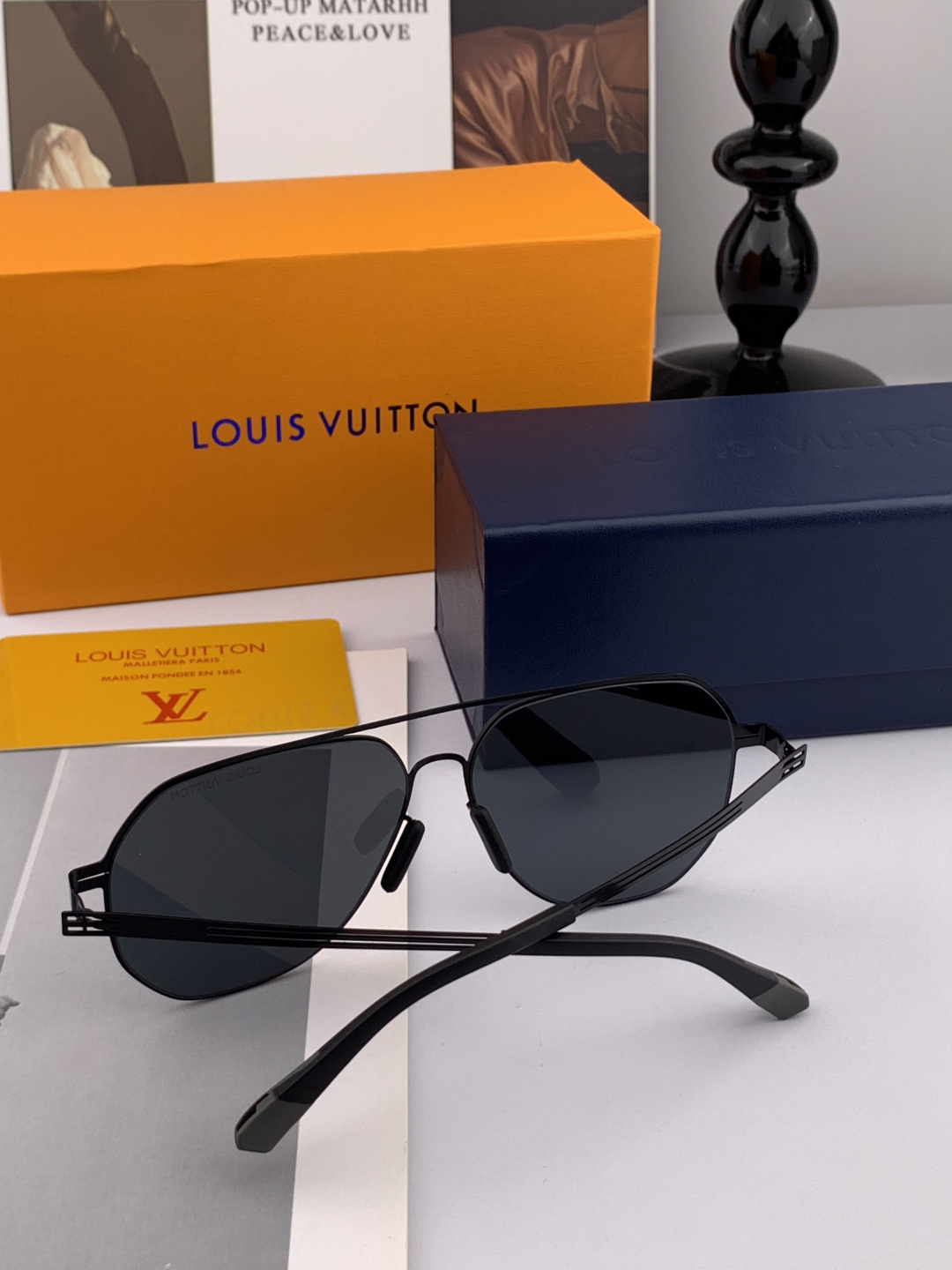 ♦️LV 2025新款男女情侣款太阳镜多边形墨镜iP电镀永不褪色 超轻超有弹性整幅眼镜无螺丝重要的是压不