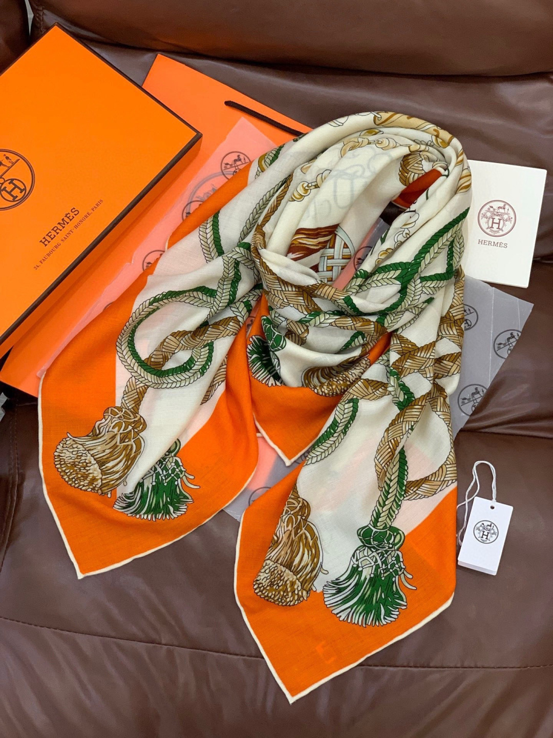 💟2025年秋冬上新💞【双面同色丝毛方巾】手工卷边山羊绒和真丝混纺披肩（70%山羊绒，30%桑蚕丝）这款