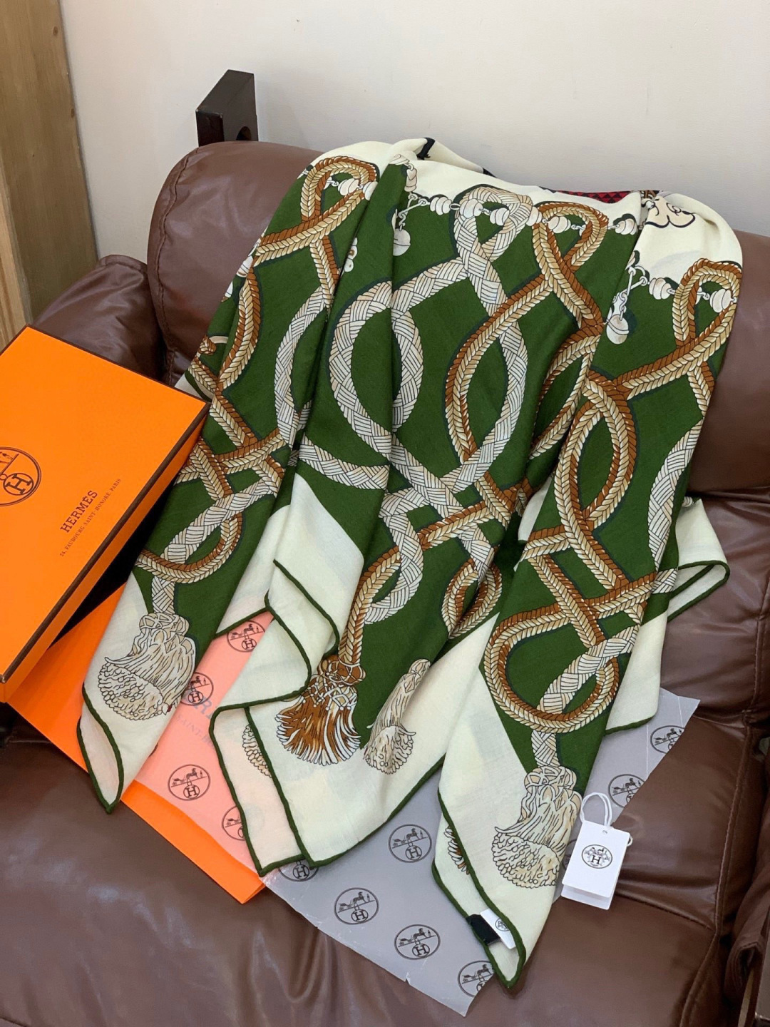 💟2025年秋冬上新💞【双面同色丝毛方巾】手工卷边山羊绒和真丝混纺披肩（70%山羊绒，30%桑蚕丝）这款