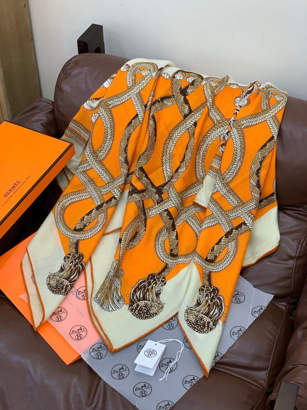 💟2025年秋冬上新💞【双面同色丝毛方巾】手工卷边山羊绒和真丝混纺披肩（70%山羊绒，30%桑蚕丝）这款