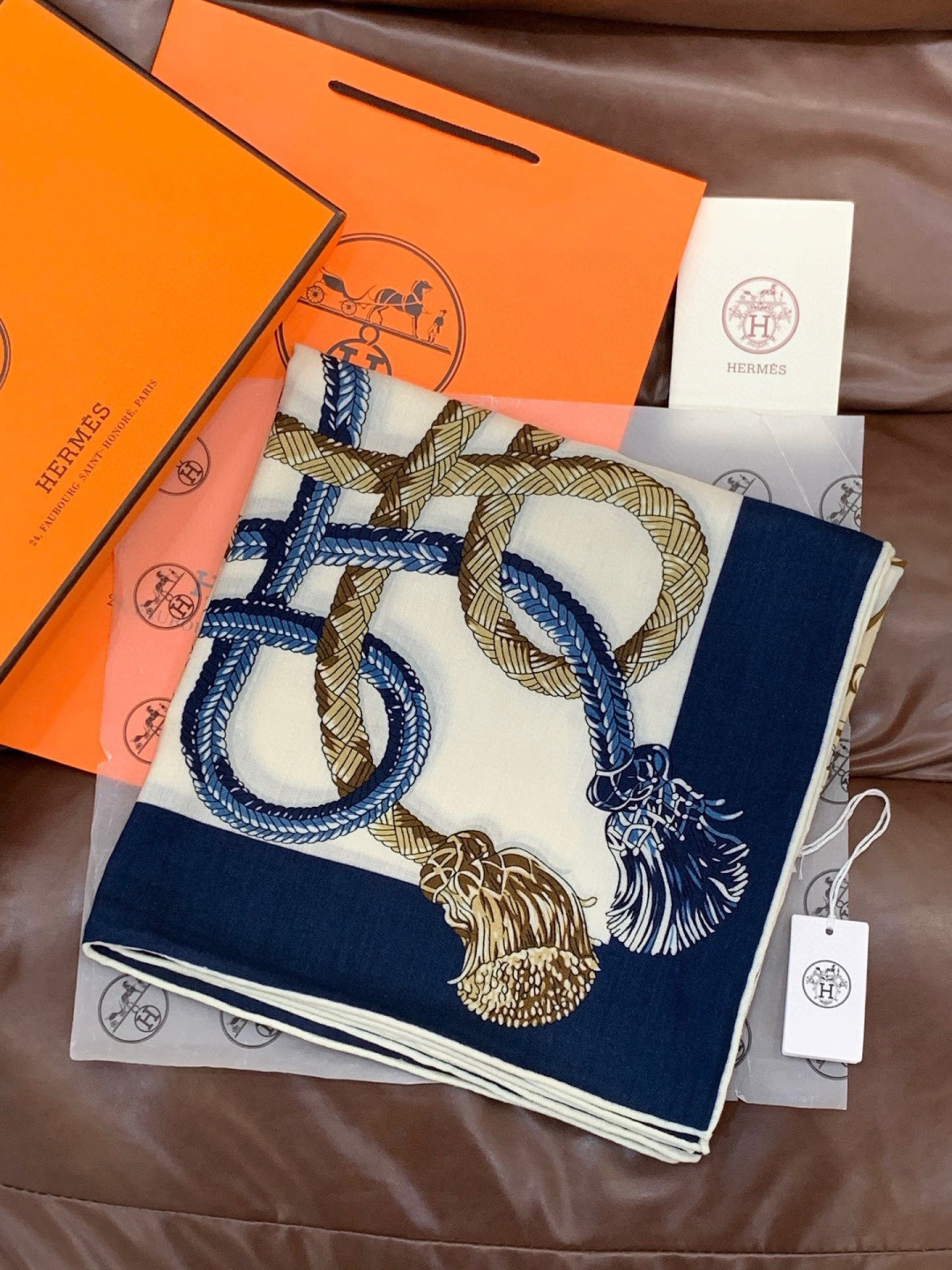 💟2025年秋冬上新💞【双面同色丝毛方巾】手工卷边山羊绒和真丝混纺披肩（70%山羊绒，30%桑蚕丝）这款