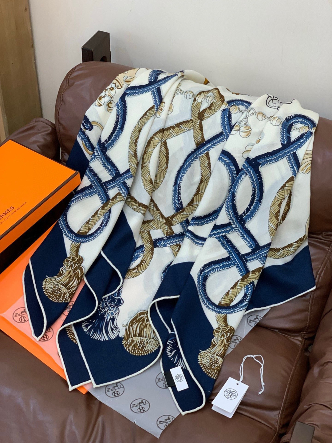 💟2025年秋冬上新💞【双面同色丝毛方巾】手工卷边山羊绒和真丝混纺披肩（70%山羊绒，30%桑蚕丝）这款