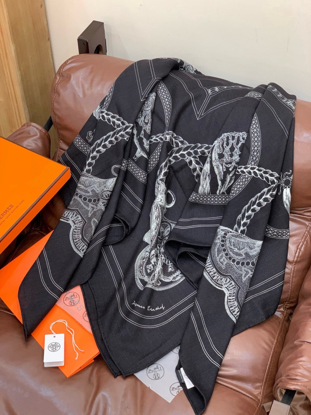 “盛宴”140厘米丝绒高级黑方巾【双面同色】手工卷边丝绒真丝方巾（30%真丝70%羊绒）这款典藏方巾展现