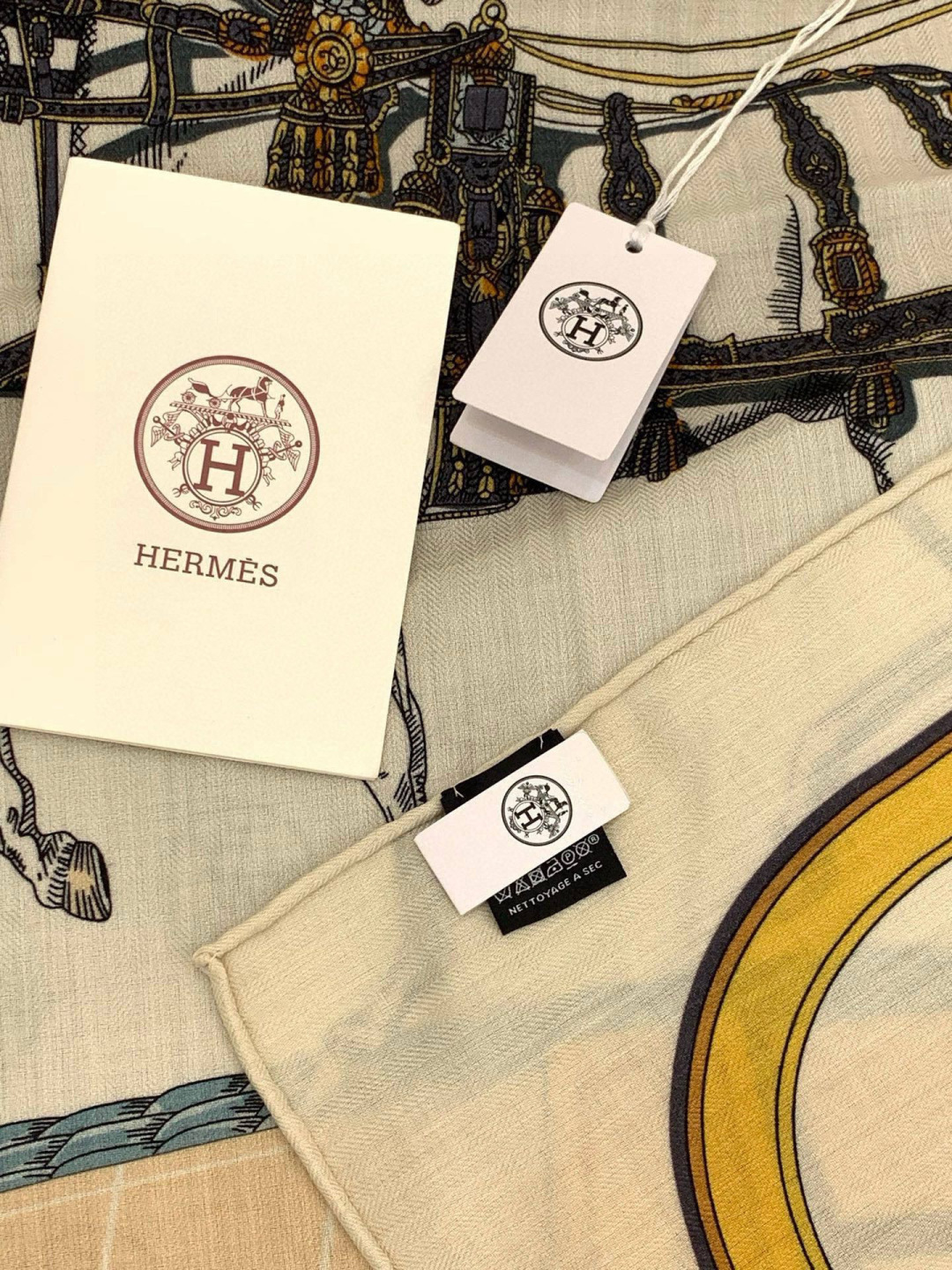 “盛宴”140厘米丝绒高级黑方巾【双面同色】手工卷边丝绒真丝方巾（30%真丝70%羊绒）这款典藏方巾展现