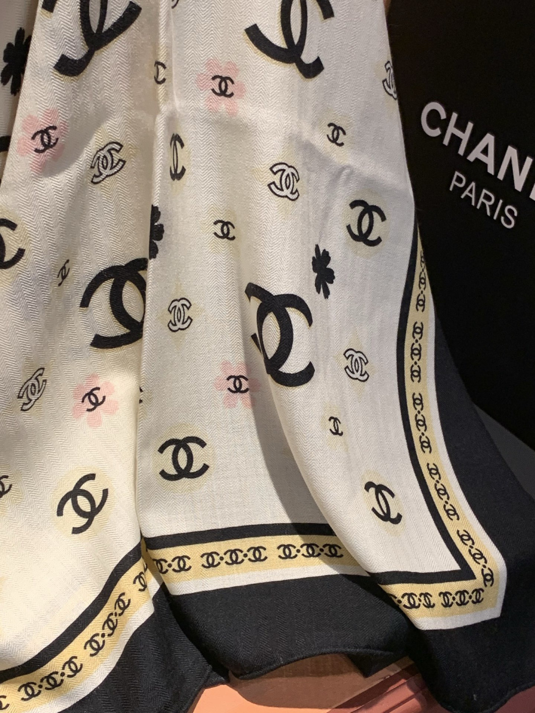 香奈儿上新❤️【Chanel】 经典茶花优雅Coco风，Chanel最新丝绒大方巾~气质到骨子里，香奶奶