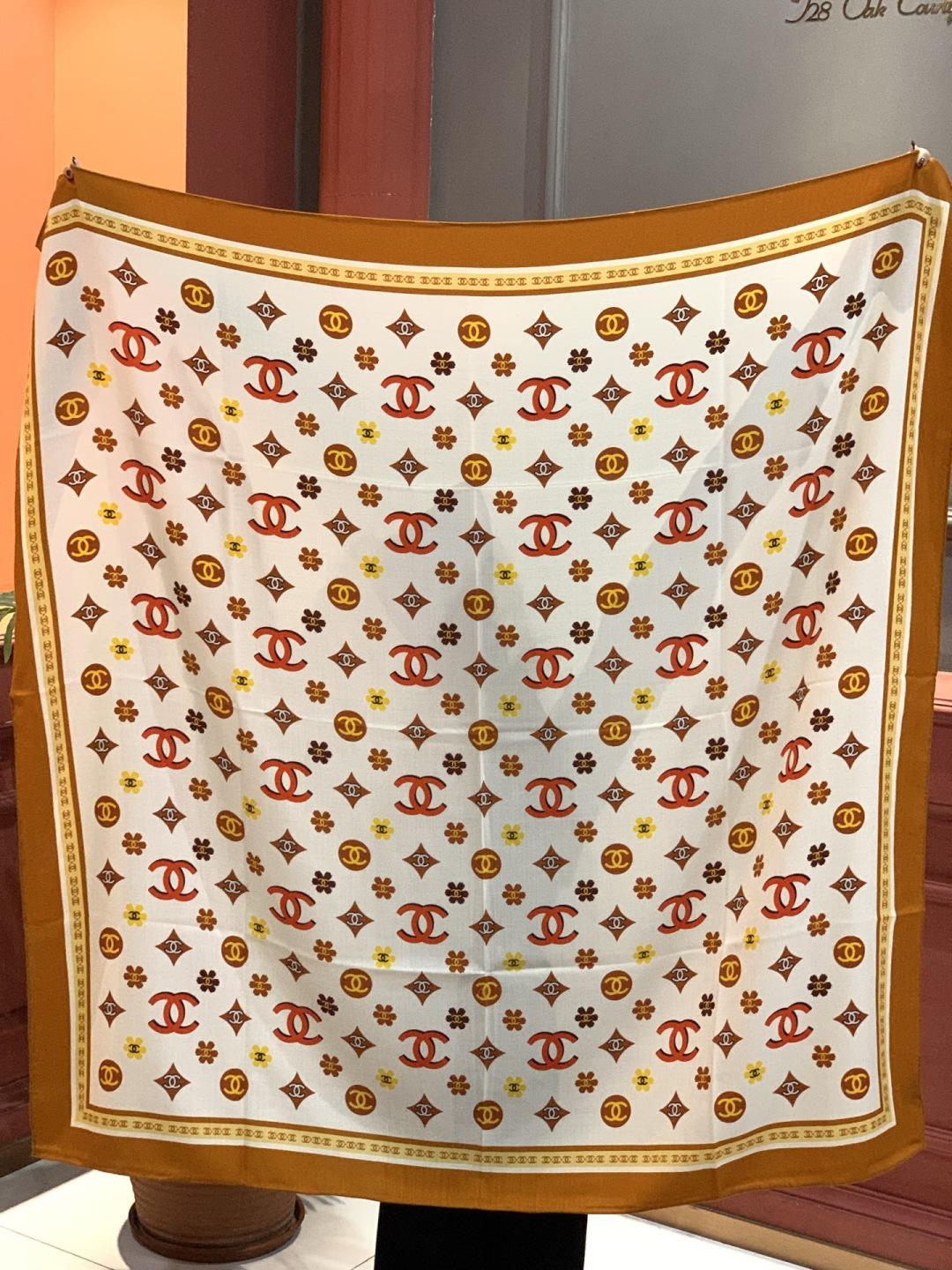 香奈儿上新❤️【Chanel】 经典茶花优雅Coco风，Chanel最新丝绒大方巾~气质到骨子里，香奶奶