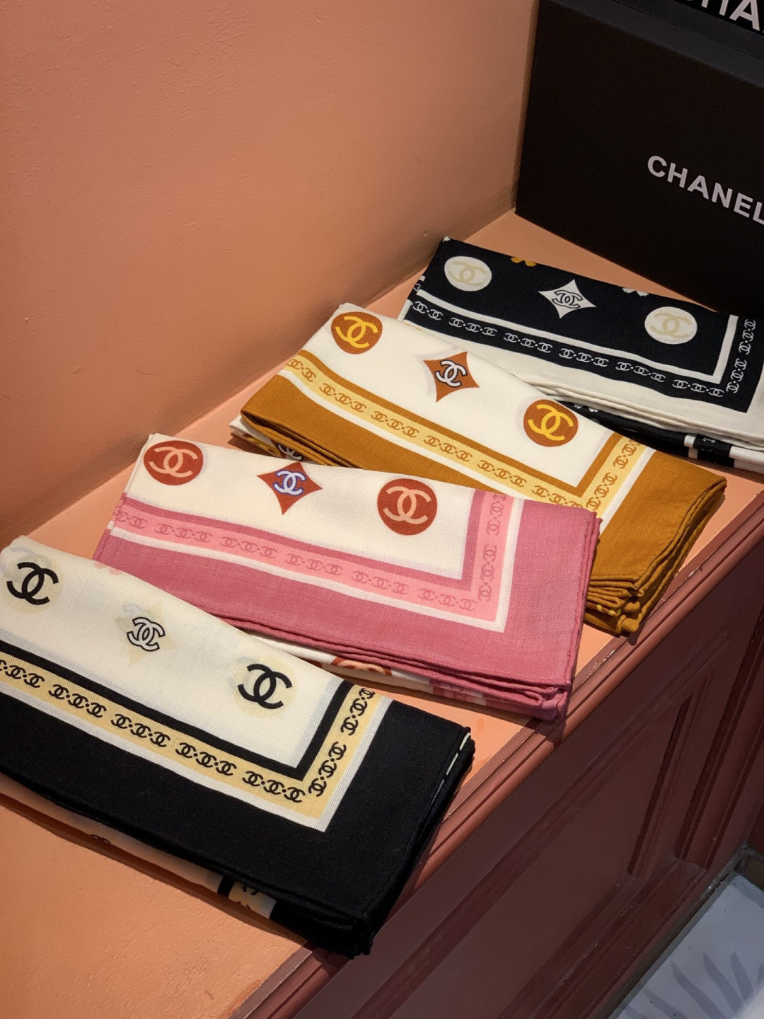 香奈儿上新❤️【Chanel】 经典茶花优雅Coco风，Chanel最新丝绒大方巾~气质到骨子里，香奶奶