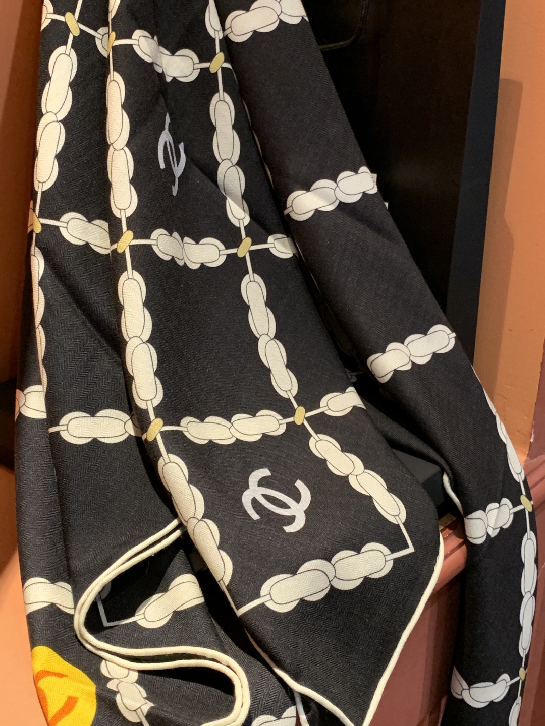 2025秋冬高级成衣系列～Chanel 【140双面同色丝绒披肩】此系列谱写一曲自由轻灵的赞歌本系列作品