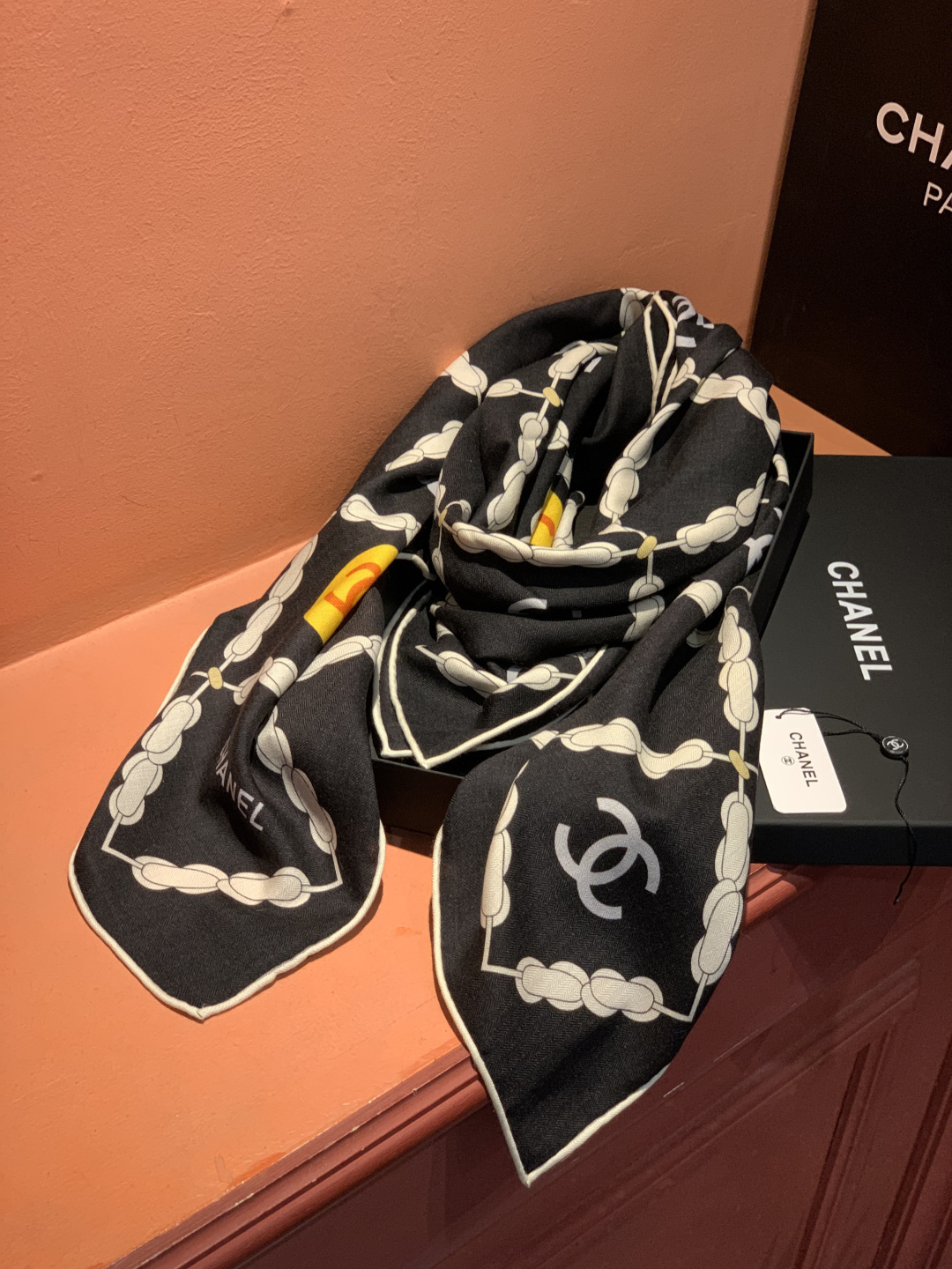 2025秋冬高级成衣系列～Chanel 【140双面同色丝绒披肩】此系列谱写一曲自由轻灵的赞歌本系列作品