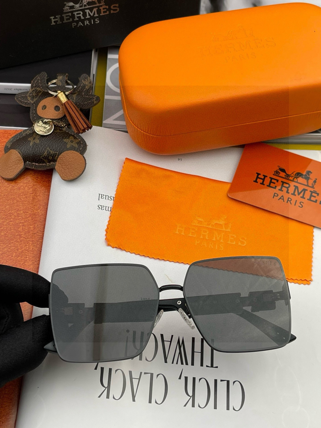 【尼龙偏光系列】爱马仕 经典的方框设计，不挑脸型，无论搭配大衣还是连衣裙都非常显气质尼龙偏光镜片预防紫外