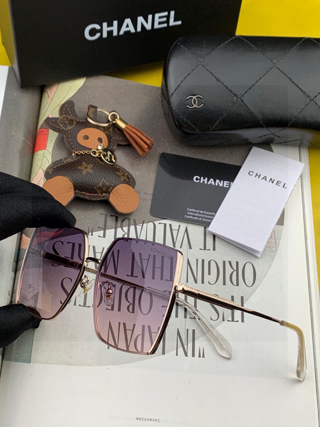 香奈儿 新款太阳镜太漂亮的款,爆到断货。镜片采用尼龙材质,透光度清晰的同时又保护眼睛,镜框采用环保无磁不