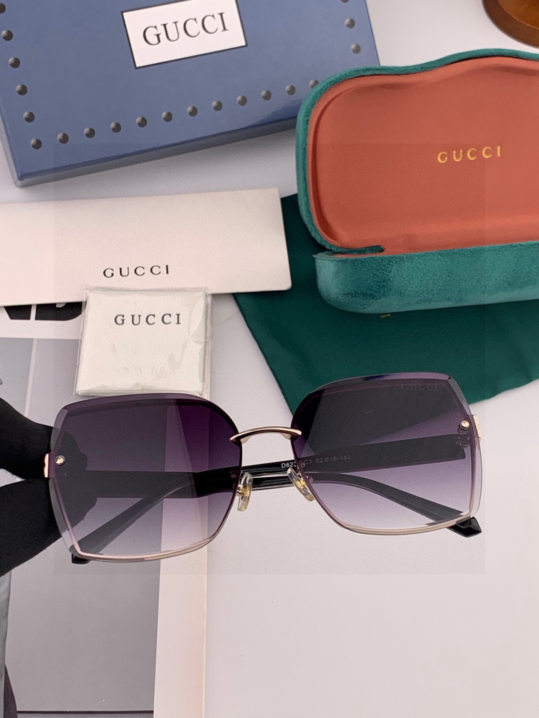 GUCC*新款太阳镜太漂亮的款,爆到断货。镜片采用尼龙材质,透光度清晰的同时又保护眼睛,镜框采用环保无磁