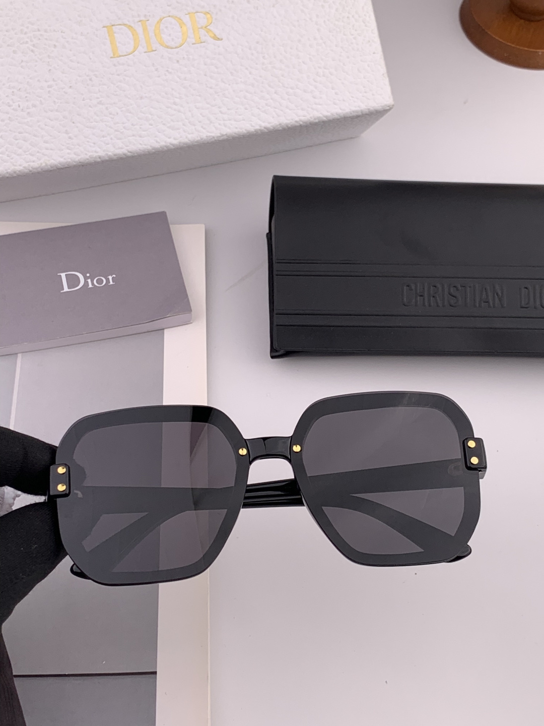 GUCCI 新款尼龙偏光太眼镜，无框钻石 切边更有质感，大气女人范儿，大脸小脸都好看 ！型号：G0322