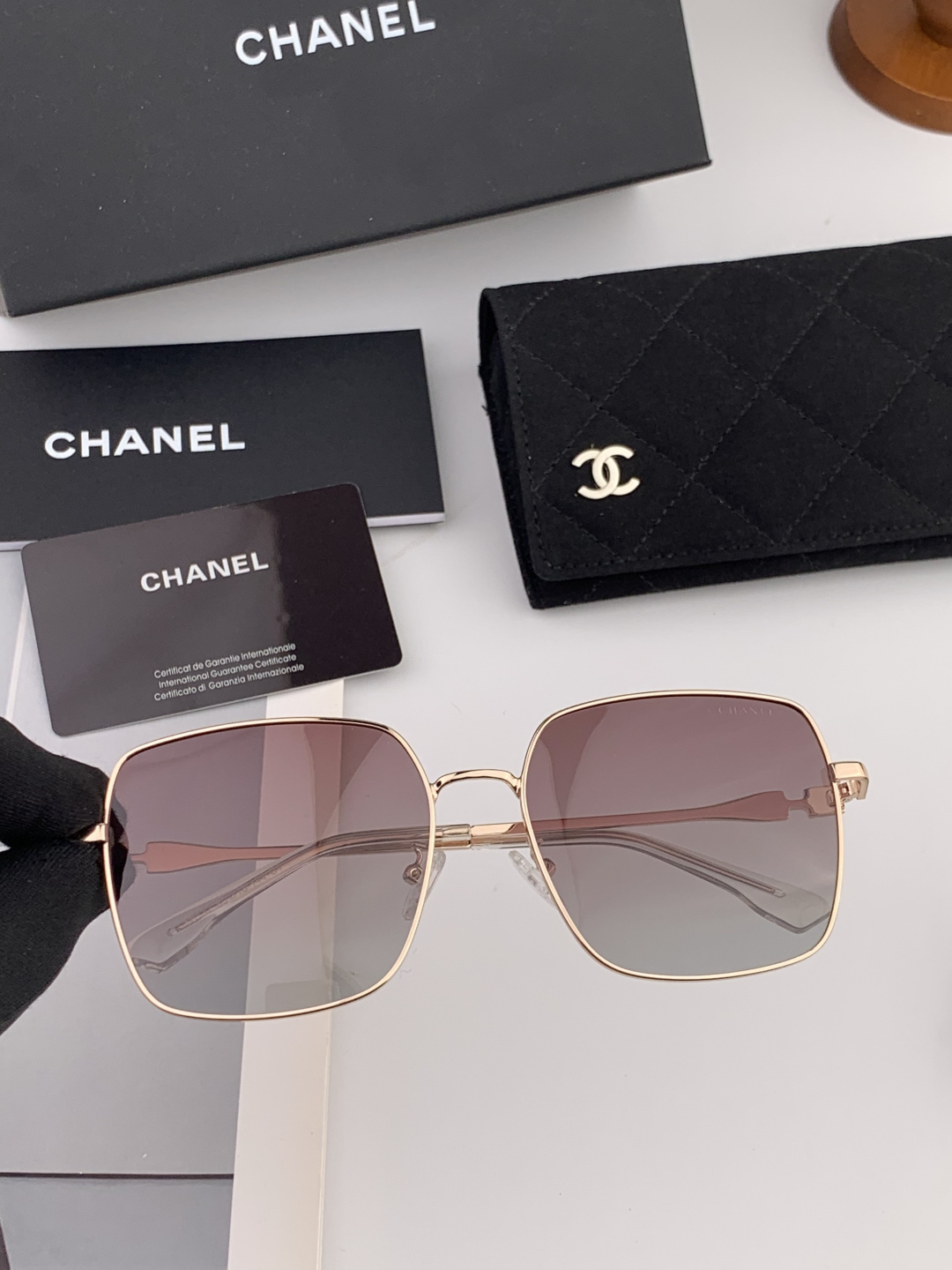 新品CHANEL 香奈儿太阳镜以独特魅力和前卫风格诠释春夏最新眼镜，质感超好佩带舒适 型号：CH2581