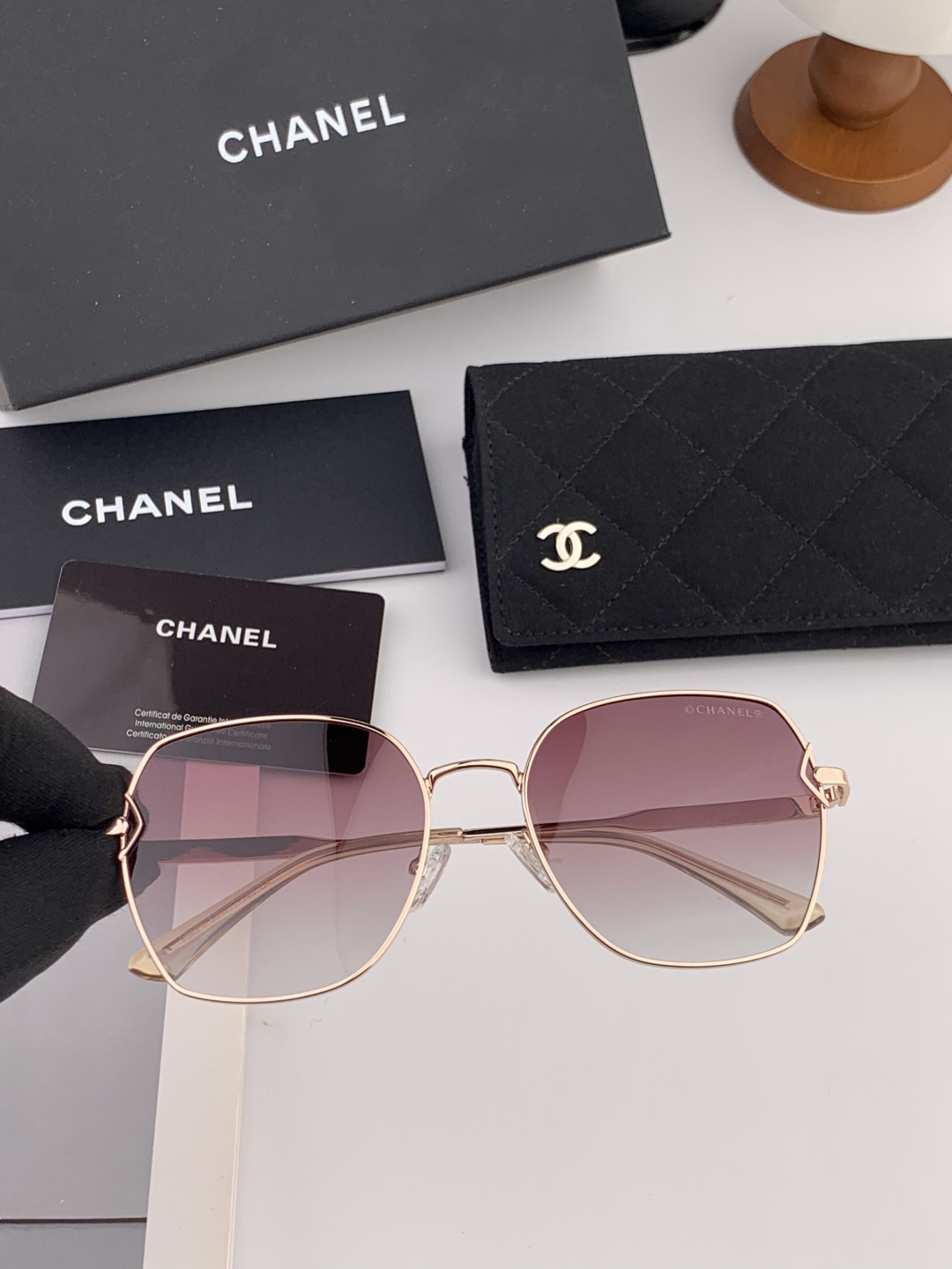 新品CHANEL 香奈儿太阳镜以独特魅力和前卫风格诠释春夏最新眼镜，质感超好佩带舒适 型号：CH9581