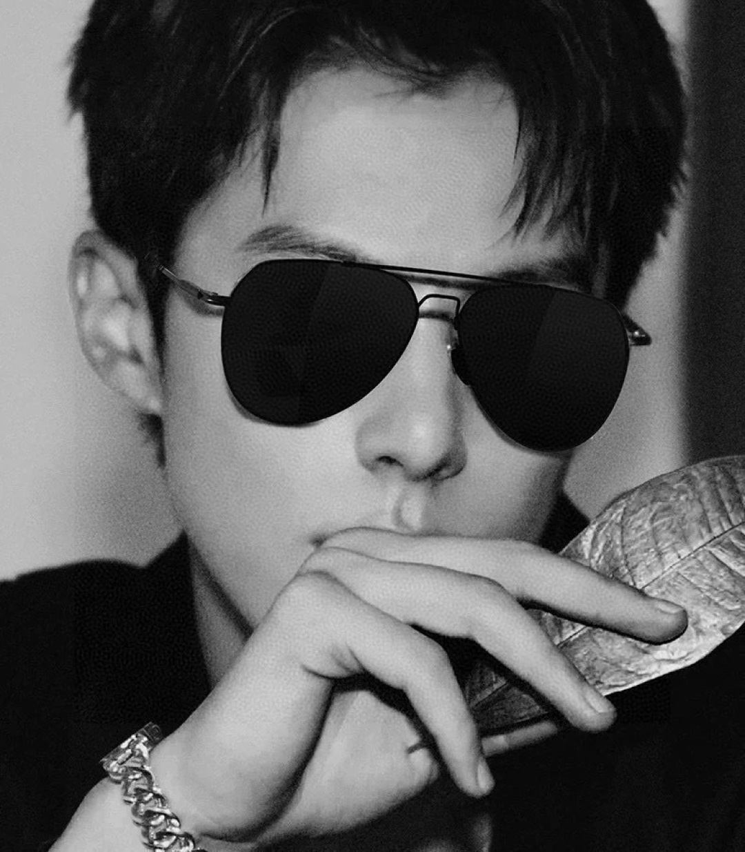 LV 男款炫彩飞行员偏光太阳镜 ❤️材质：高清尼龙加厚卡槽高清偏光镜片 🌹无边框镜架💕颜👍型号：L589