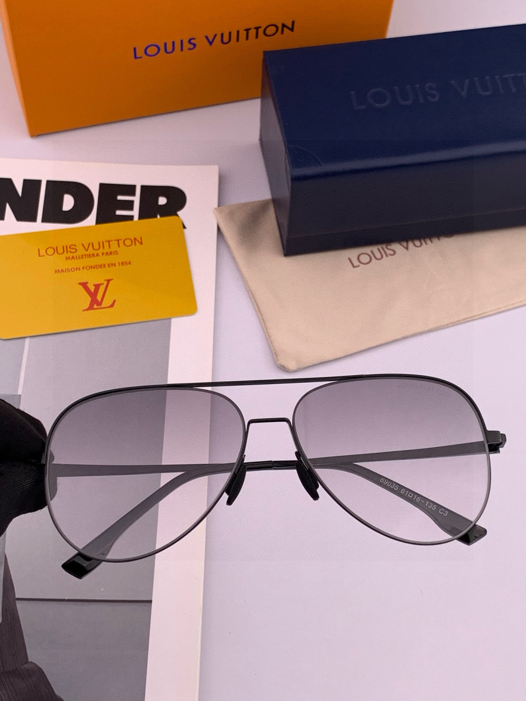 LV 男款炫彩飞行员偏光太阳镜 ❤️材质：高清尼龙加厚卡槽高清偏光镜片 🌹无边框镜架💕颜👍型号：L589