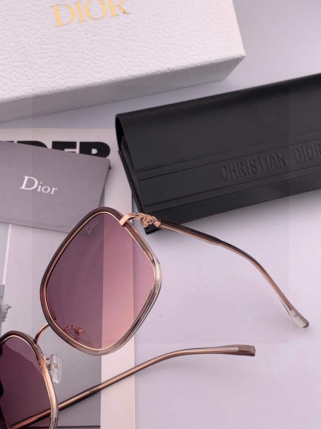 【偏光系列】 DIOR 经典的方框设计，不挑脸型，无论搭配大衣还是连衣裙都非常显气质偏光镜片预防紫外线 