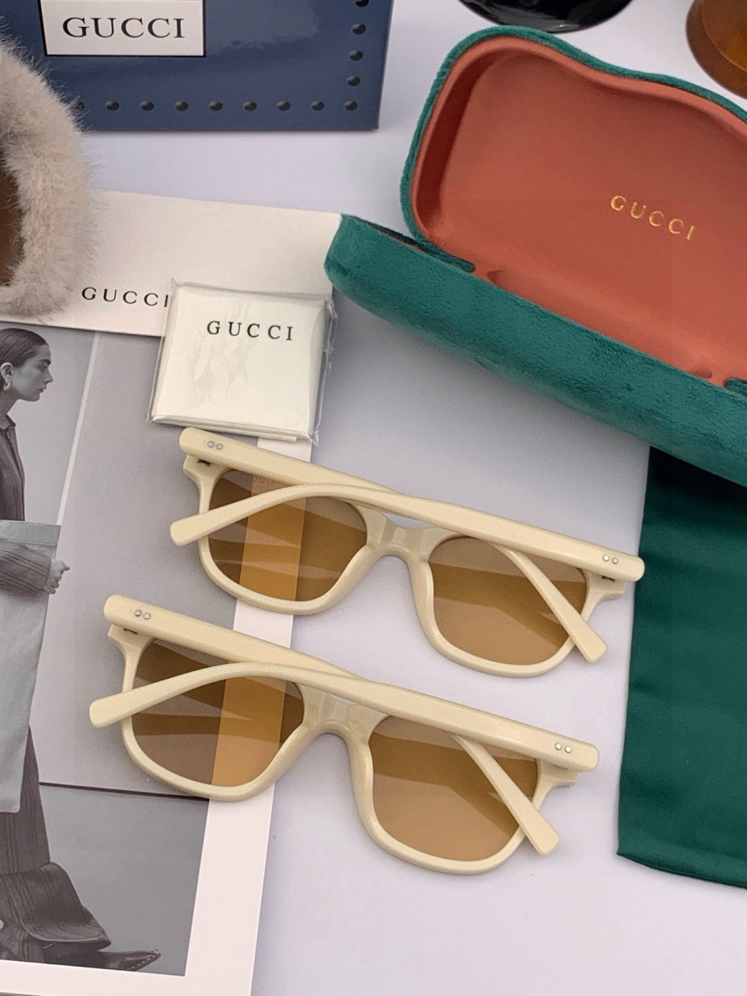 Gucci 经典的小框设计，不挑脸型，无论搭配大衣还是连衣裙都非常显气质尼龙偏光镜片预防紫外线 型号：G