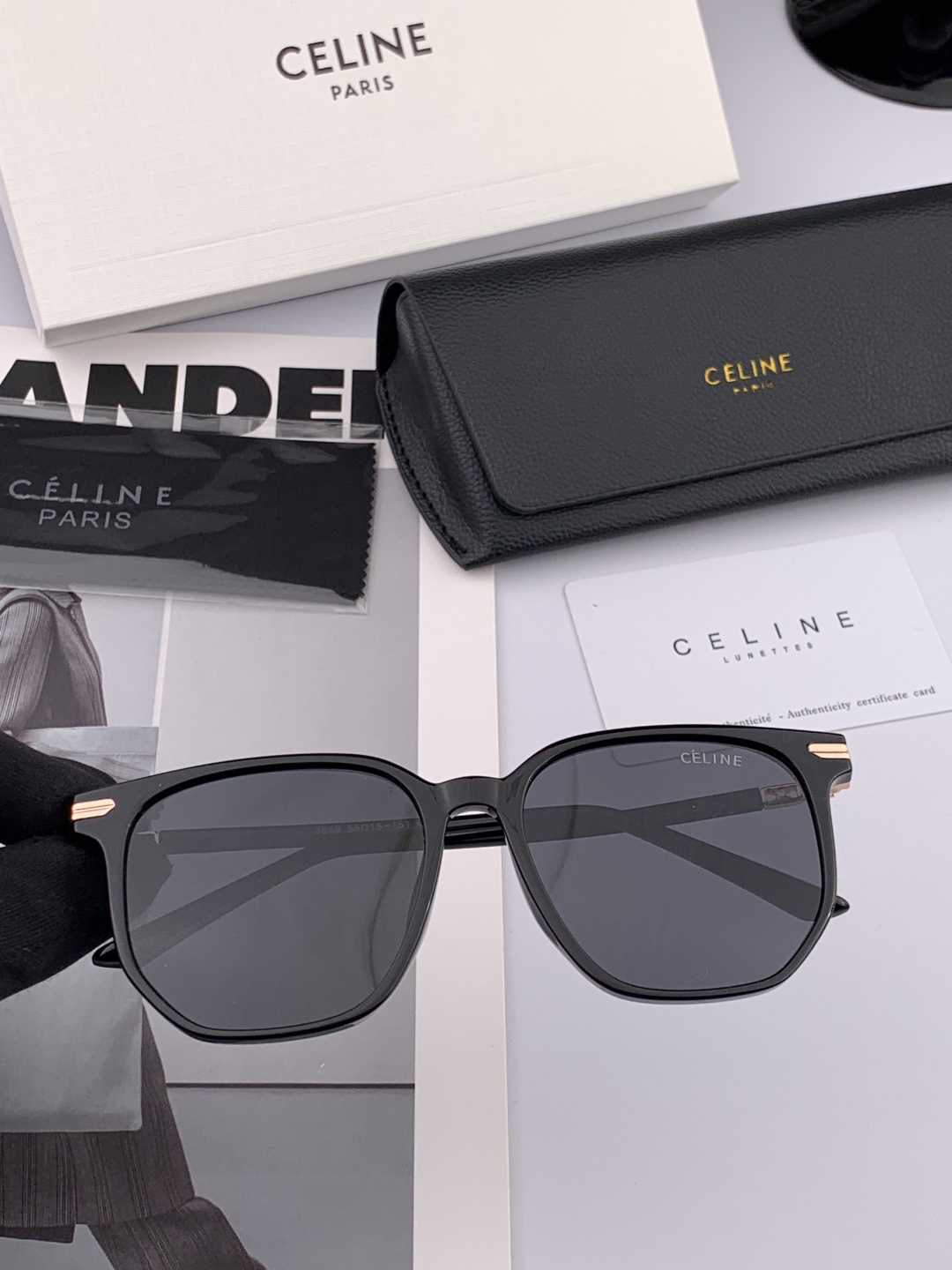 🌷🌷瑟琳新款到货🆕🆕TR材制作而成[酷][酷]高品质 2️⃣色潮品[强][强]大框型太阳镜➕简约logo