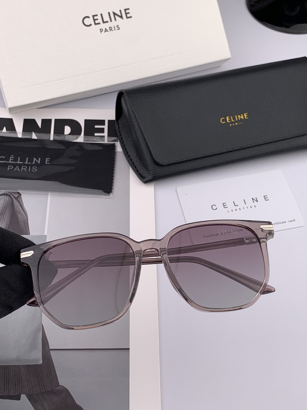 🌷🌷瑟琳新款到货🆕🆕TR材制作而成[酷][酷]高品质 2️⃣色潮品[强][强]大框型太阳镜➕简约logo